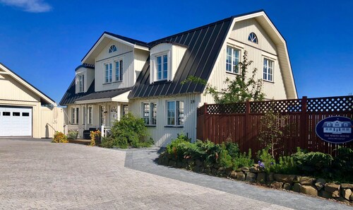 Luxury Scandinavian style villa (13-14 guests) with hot tub at the Golden circle