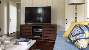 Casa, varias camas, patio | Sala de estar | Televisión de 42 pulgadas con canales por cable 