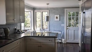 Casa, varias camas, patio | Cocina privada | Cafetera y tetera, refrigerador, microondas y parrilla de estufa 