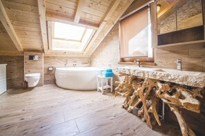 Shower, jetted bath, hair dryer, towels