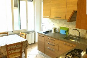 Fridge, oven, stovetop, coffee/tea maker