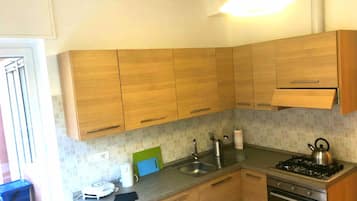 KylskÄp, ugn, spishÀll och kaffe- och tebryggare