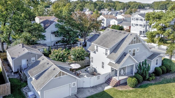 Un quartier résidentiel composé de maisons individuelles, doté d’une cour clôturée et d’une pelouse bien entretenue.