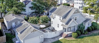 Bright & Updated 3 BR House by the Boardwalk - Parking, Enclosed Backyard, Dedicated Workspace, WiFi