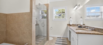 Bright & Updated 3 BR House by the Boardwalk - Parking, Enclosed Backyard, Dedicated Workspace, WiFi