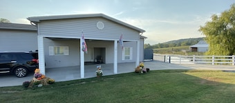 Fullt møblert 3 BR 3 BA hus for å unnslippe byens mas.