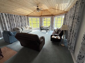 Een smart-tv, een open haard en boeken