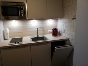 Kühlschrank, Mikrowelle, Geschirrspüler, Hochstuhl