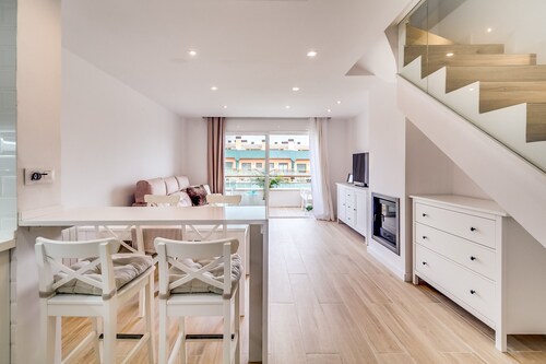 Acogedor duplex para 4 pax, wifi gratis y aire acondicionado junto a los dormitorios.  Piscina y jardín comunitario Vivalidays Elisabet