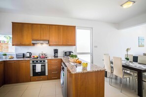 Réfrigérateur, micro-ondes, four, lave-vaisselle