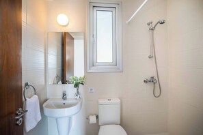 Ensemble douche/baignoire, serviettes fournies