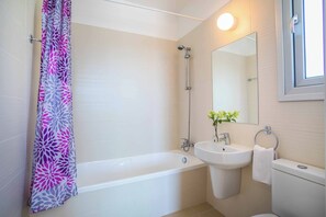Ensemble douche/baignoire, serviettes fournies