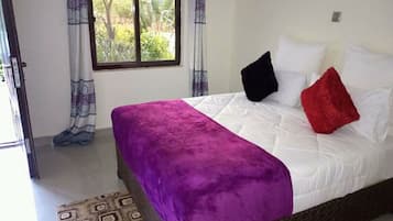 Deluxe Twin Room | Minibar, desk, iron/ironing board, free WiFi