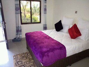 Deluxe Twin Room | Minibar, desk, iron/ironing board, free WiFi