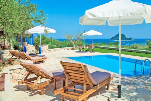 Die Villa Vakis Porto Koukla Agios Sostis Zakyntos bietet einen eigenen Pool und Meerblick