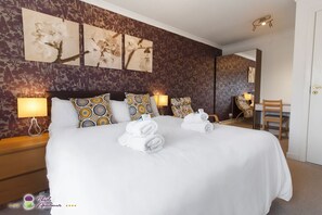 1 Schlafzimmer, Schreibtisch, Bügeleisen/Bügelbrett, Reisekinderbett