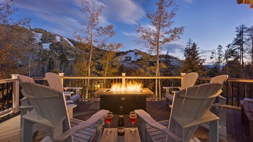 Modern luxury + Hot Tub + Walk to Skiing - Time Flys Lodge