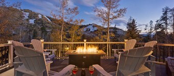Time Flys Lodge: 5BR walk-to-ski 160 yards - Luxury Private Home