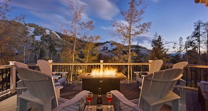 Modern luxury + Hot Tub + Walk to Skiing - Time Flys Lodge