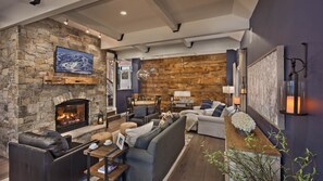 Smart-TV, Kamin, Videospiele, Arbeitsbereiche