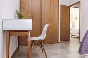 Studio Suite Deluks | Meja kerja, tirai kedap cahaya, setrika/meja setrika, dan Wi-Fi gratis