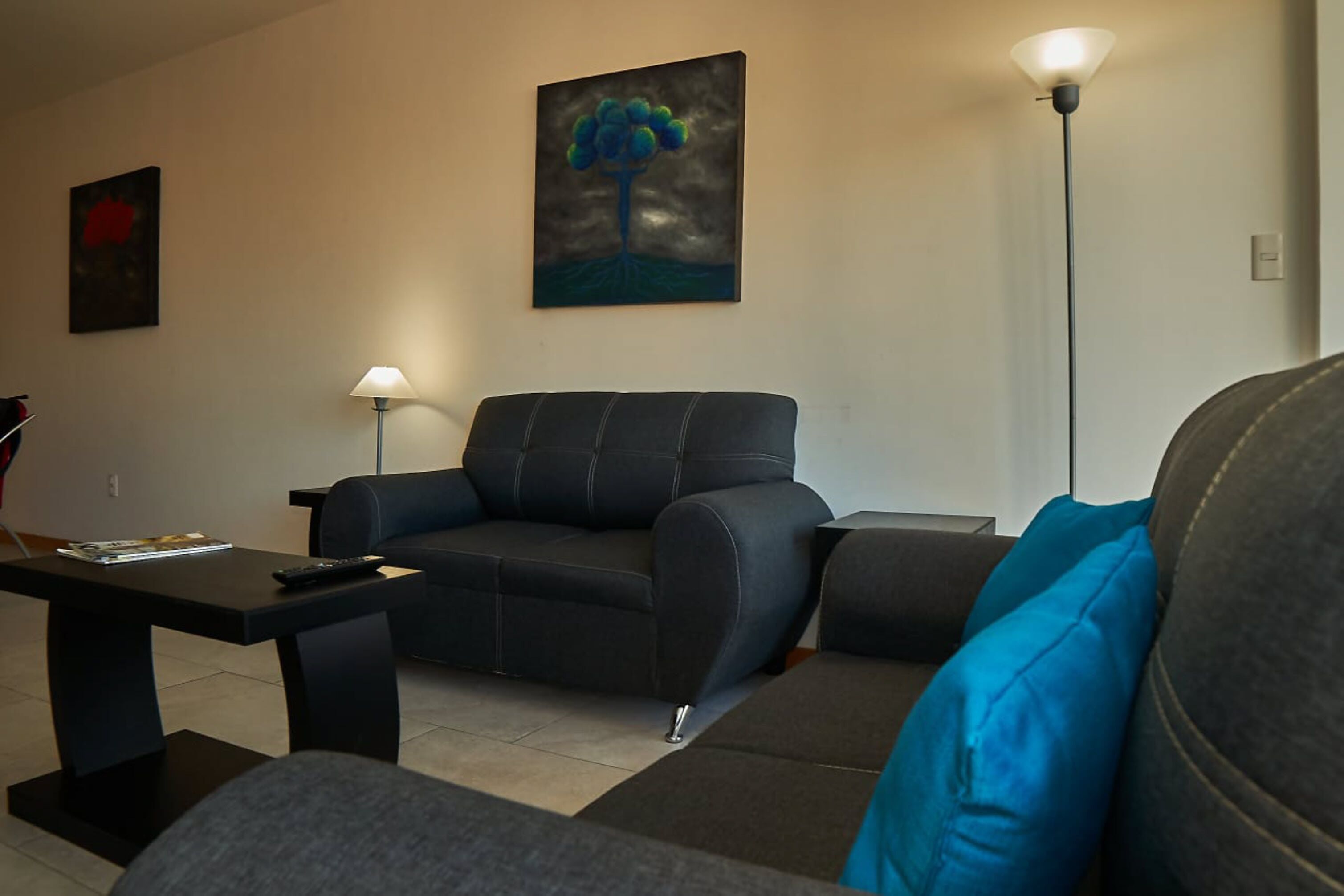 Suite estudio Deluxe | Área de sala de estar | Smart TV de 45 pulgadas con canales por cable, televisión y Netflix 