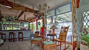 Una habitación acogedora y bien iluminada con cocina, muebles de madera y ventanas amplias.