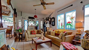 Una sala de estar acogedora con un sofá, una mesa de centro y objetos decorativos.