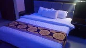 Minibar, desk, laptop workspace, free WiFi