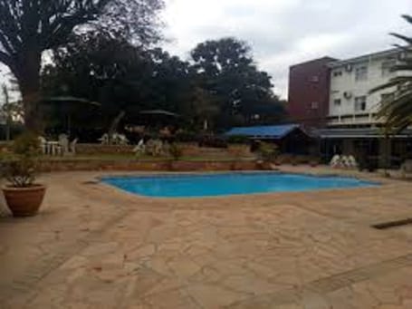 Una piscina al aire libre. Royal Cashrise lodge