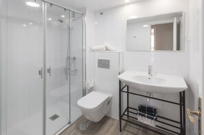 Ducha, secador de pelo, bidet, toallas