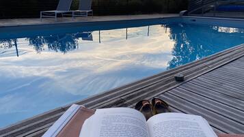 Außenpool (je nach Saison geöffnet), Liegestühle