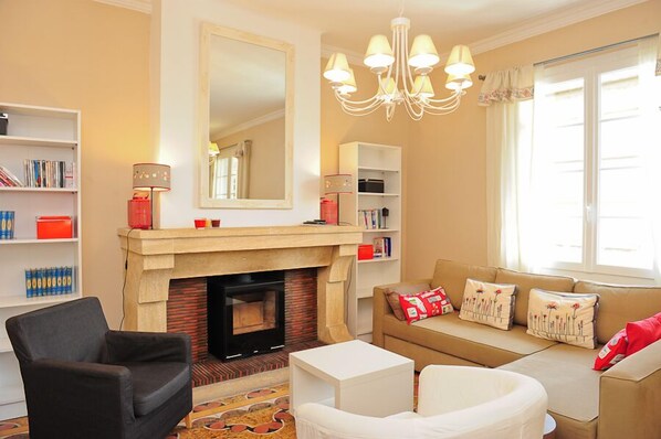 TV, fireplace, DVD player, books