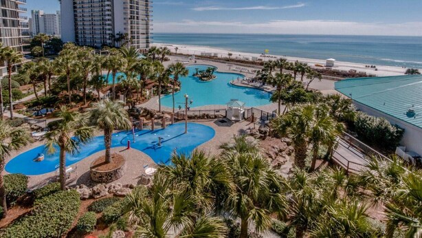 Un complexe hôtelier doté de plusieurs piscines, d’une plage et offrant une vue sur l’océan.