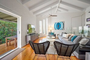 Smart TV, Netflix, lettore DVD, giocattoli