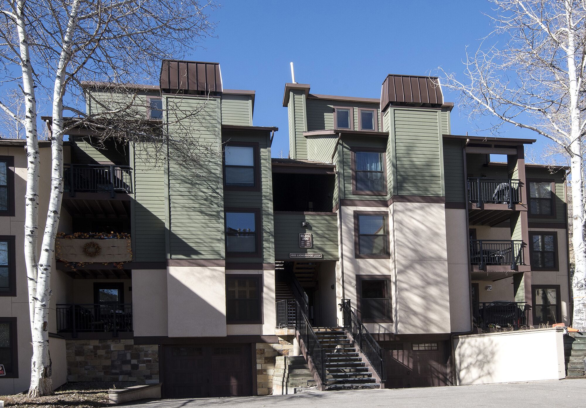 Pool, hot tub are open!Newly remodeled condo only 1 mile to slopes on free bus. 