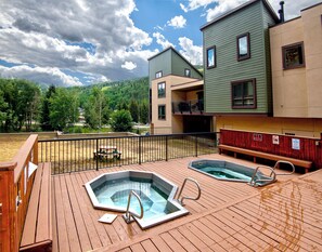 Terrace/patio - Newly remodeled condo only 1 mile to slopes on free bus. (Vail)