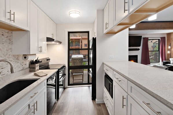 Fridge, microwave, oven, stovetop - Newly remodeled condo only 1 mile to slopes on free bus. (Vail)
