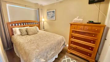 1 habitación, tabla de planchar con plancha, wifi y ropa de cama