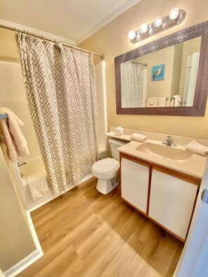 Combined shower/bathtub, hair dryer, towels