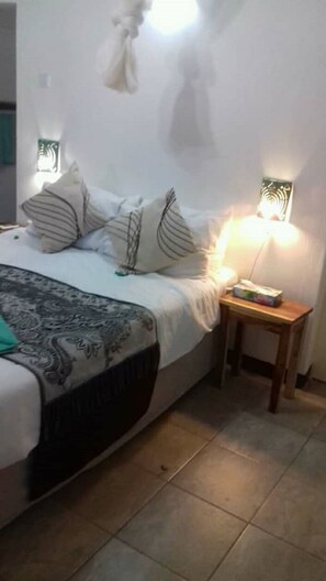 标准双人房或双床房 | 迷你吧、办公桌、笔记本电脑工作区、遮光窗帘