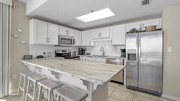 Een koelkast, een magnetron, een oven, een kookplaat