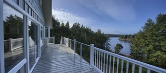 La beauté naturelle entoure cette propriété au bord du lac