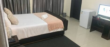 Chambre double | Minibar, bureau, espace de travail pour ordinateurs portables