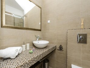 Shower, hair dryer, towels, soap - Apartments Franka - One-Bedroom Apartment (Dubrovnik)