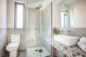 Een douche, handdoeken