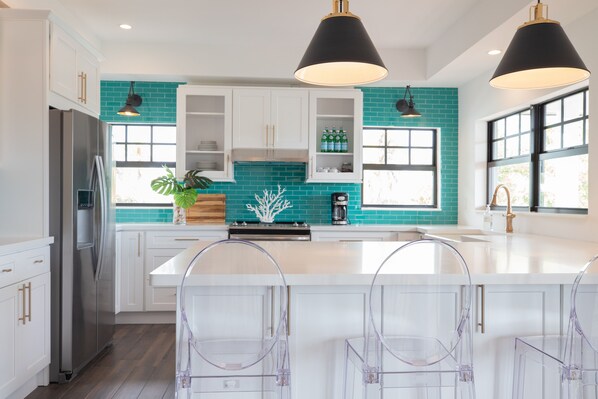 ثلاجة، ميكروويف، فرن، موقد طهي مسطح