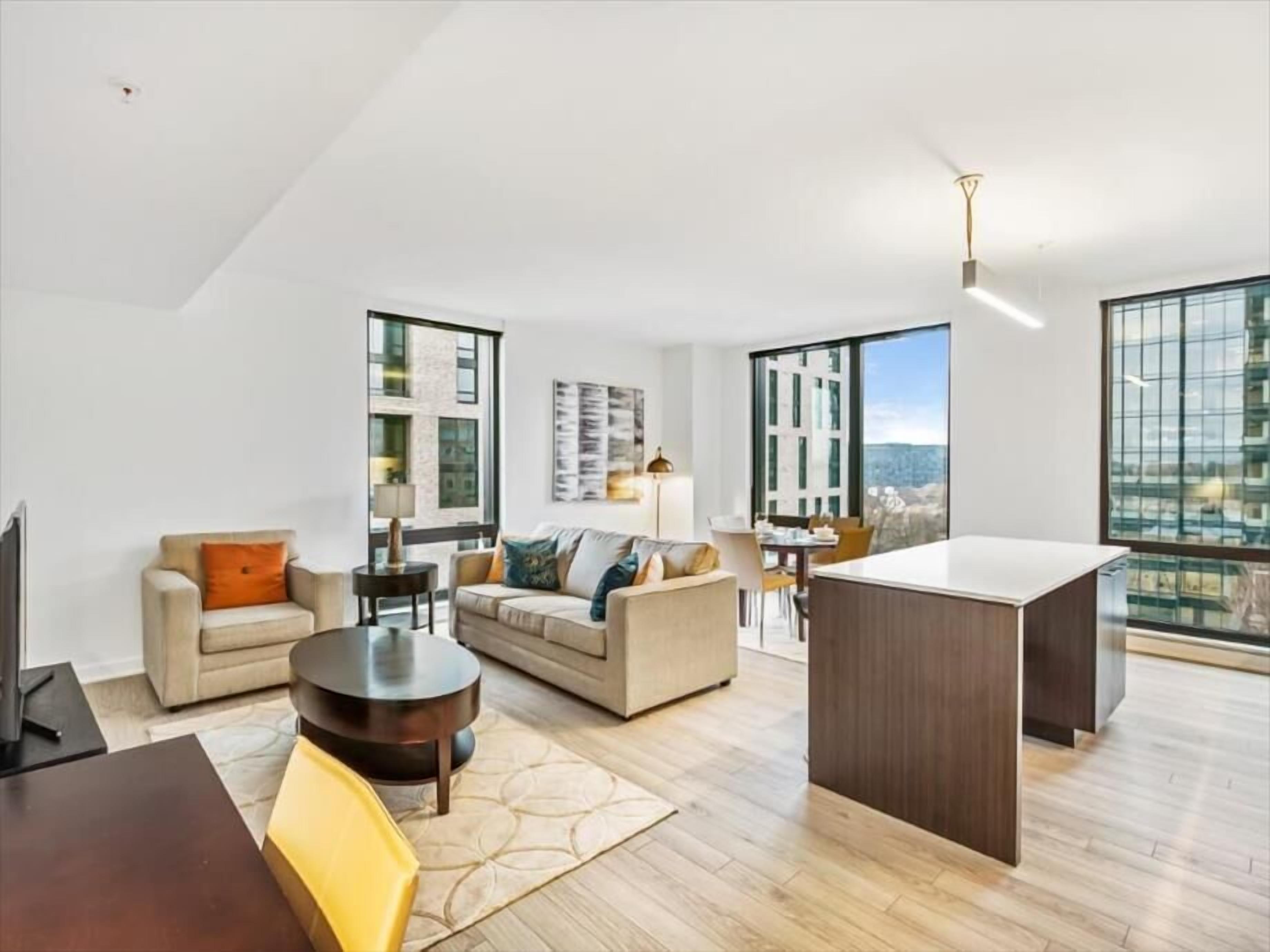 Close to  Plaza America & Home Depot | nr Washington DC