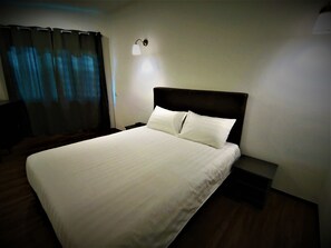 ستائر تعتيم وتجهيزات عازلة للصوت وواي فاي مجانًا وملاءات أسرّة