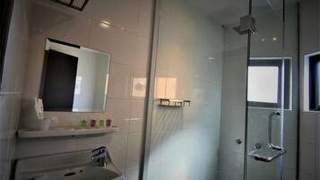 Dobbeltrom – deluxe | Bad | Dusj, regndusjhode, tøfler og bidé